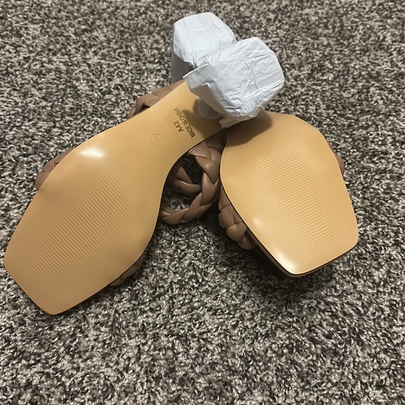 Nude block heel sandals - Picture 3 of 3